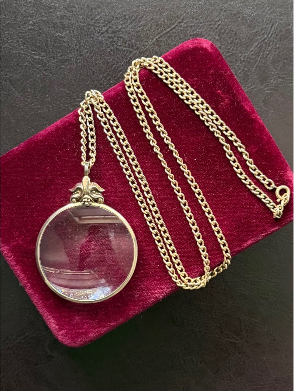 Vintage 1970s Signed Avon Gold Tone Magnifying Glass Pendant Necklace 30" Long